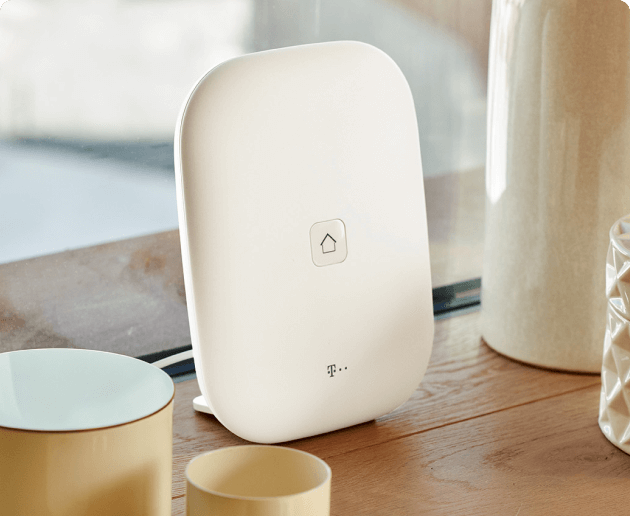 SmartHome Home Base 2 vor einem Fenster