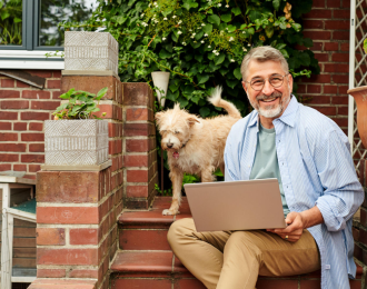 Mann mit Hund und Laptop