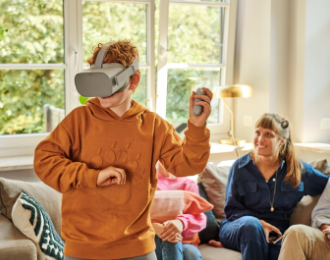 Kind mit VR und Mama auf der Couch