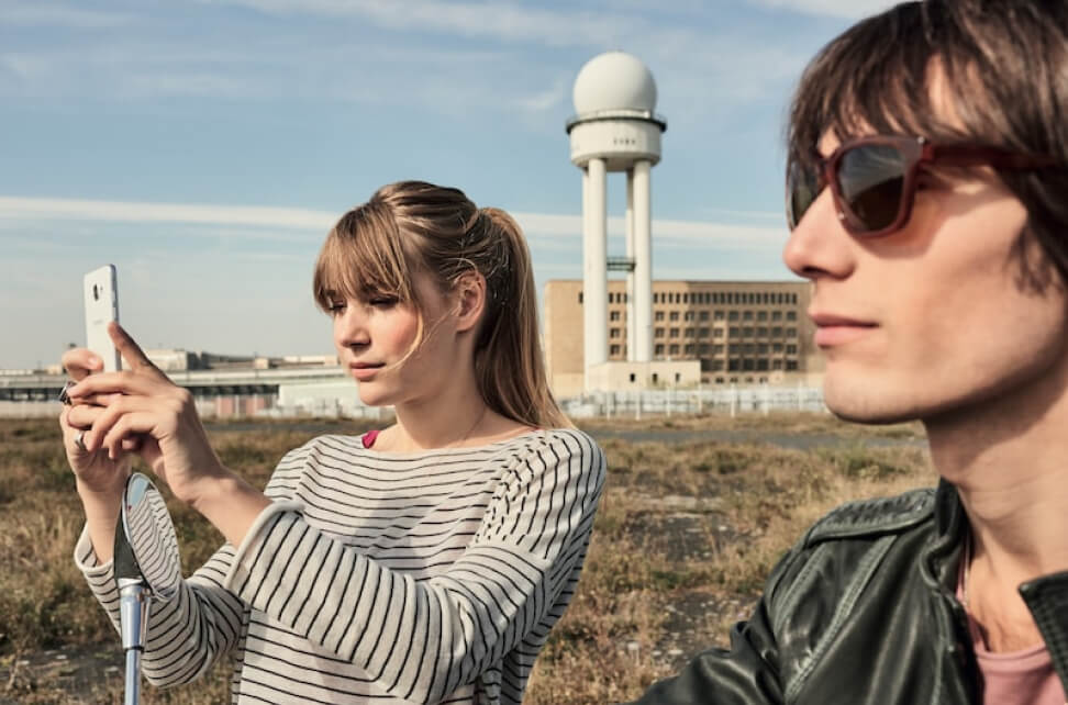 Frau macht Foto mit Smartphone