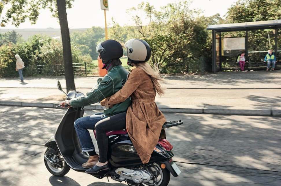 Mann und Frau auf Roller