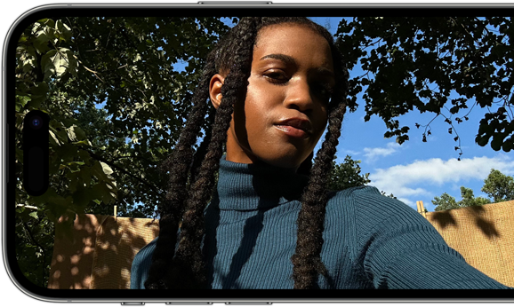Eine horizontale Ansicht eines iPhone 14 Pro, die ein scharfes und brillantes Selfie zeigt.