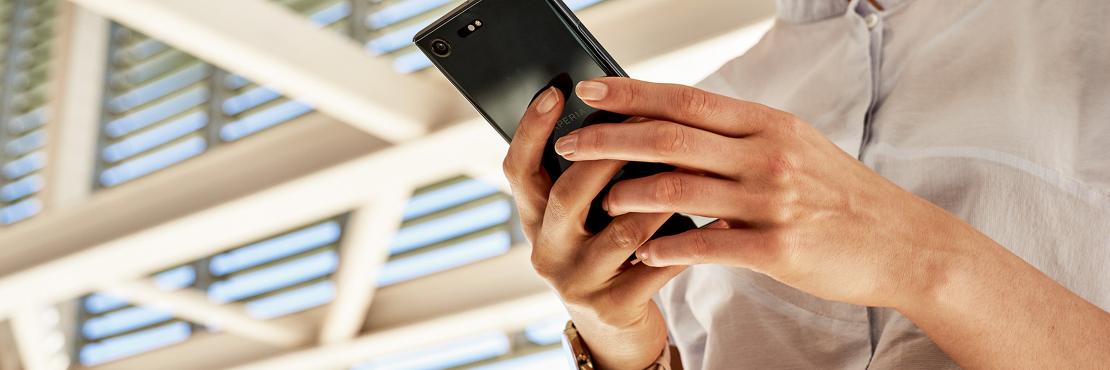 Person mit einem Smartphone in der Hand