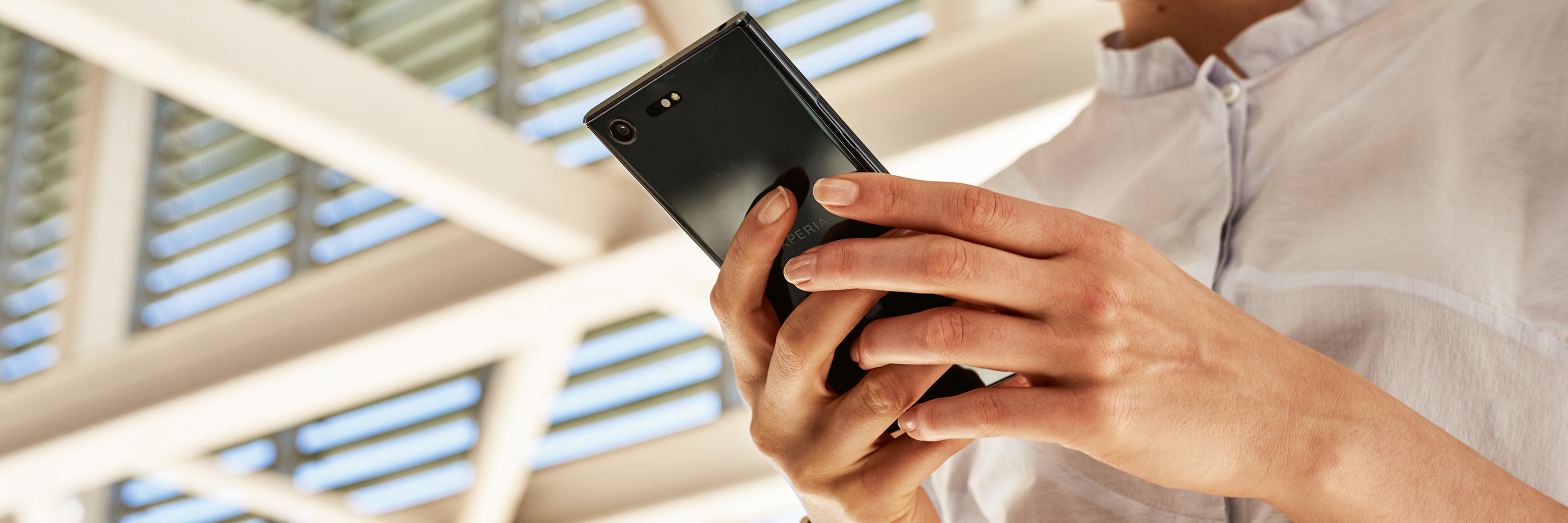 Person mit einem Smartphone in der Hand